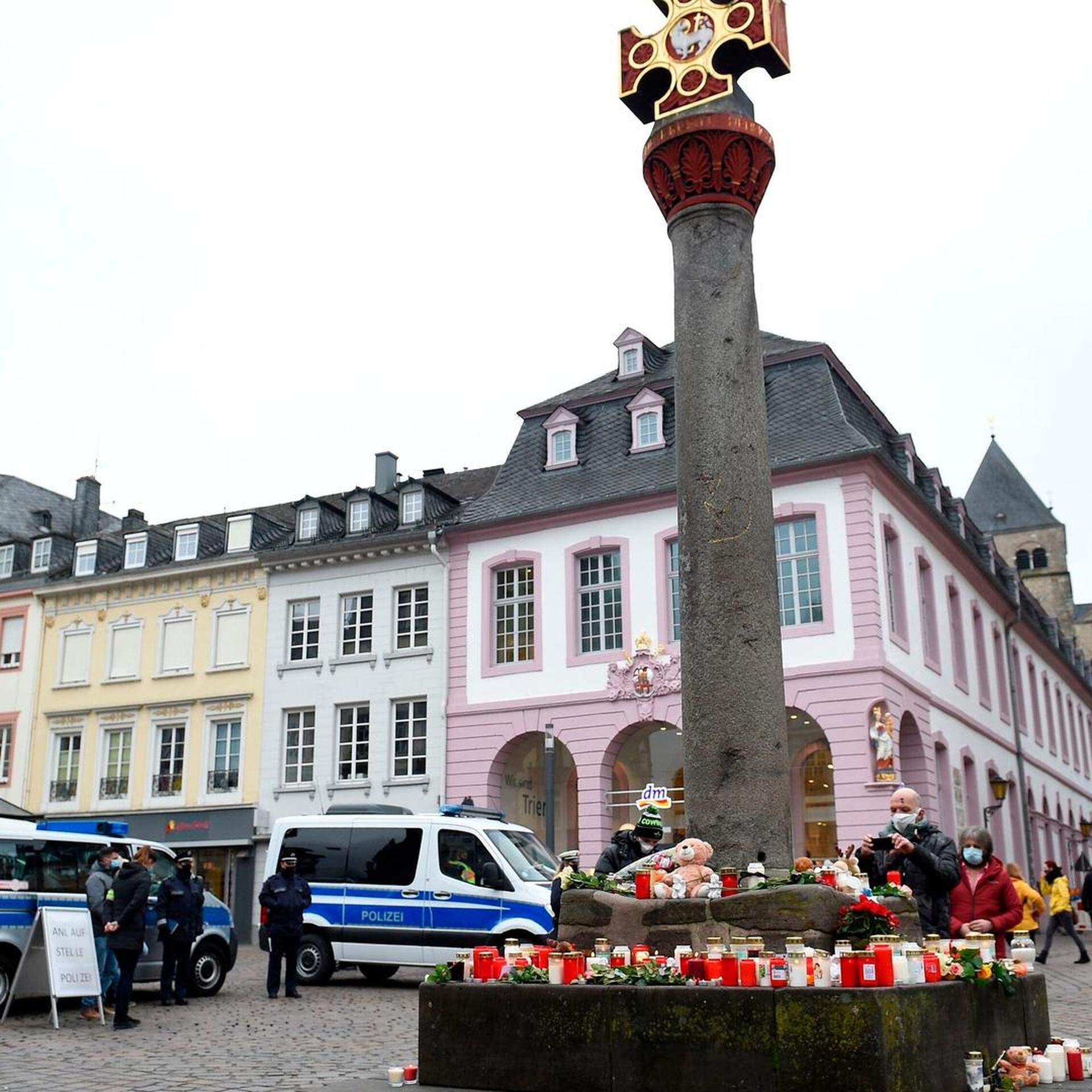 Candles and flowers marked a memorial in Trier’s central pedestrian district for the victims of 2020 car assault 