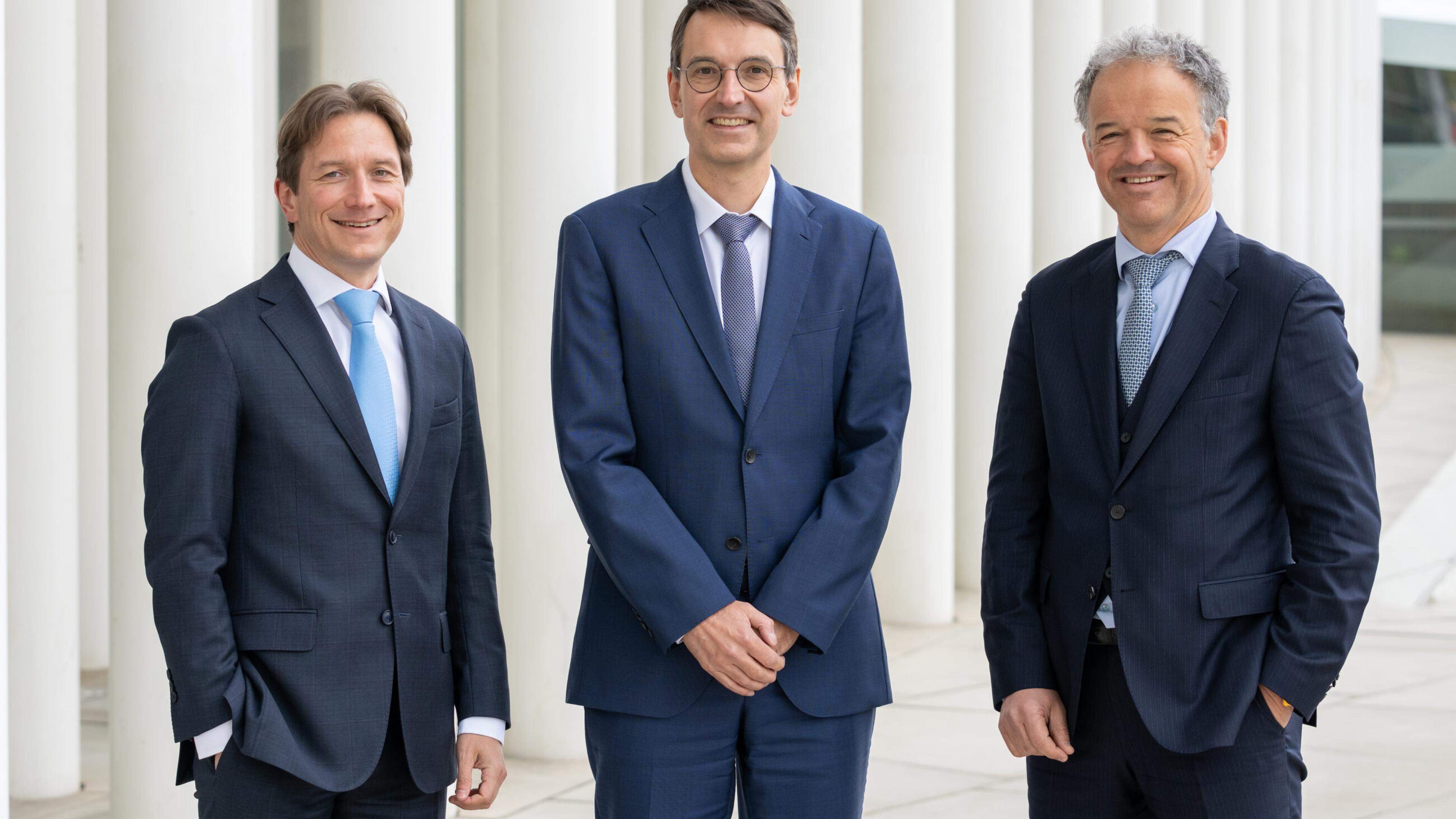 New UEL director Marc Wagener, centre, is flanked by outgoing director Jean-Paul Olinger (left) and UEL president Michel Reckinger (right)
