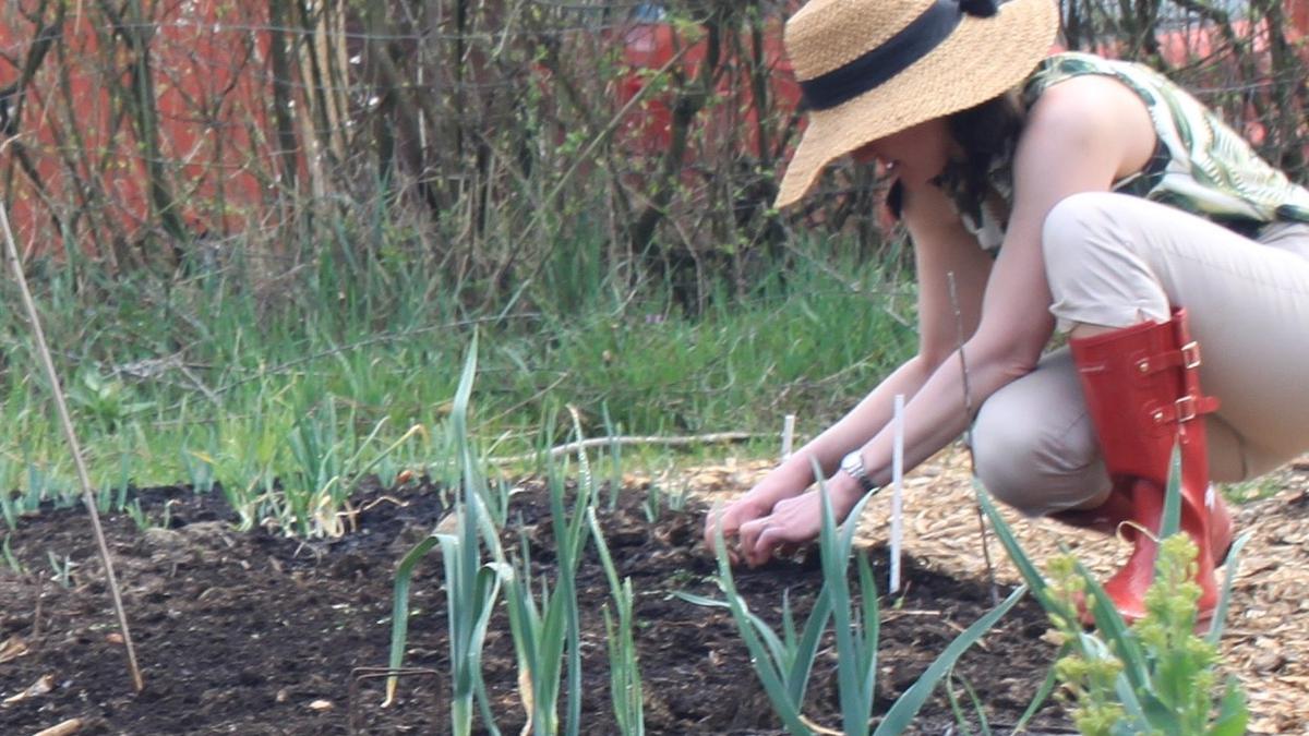 Strip down for World Naked Gardening Day | Luxembourg Times