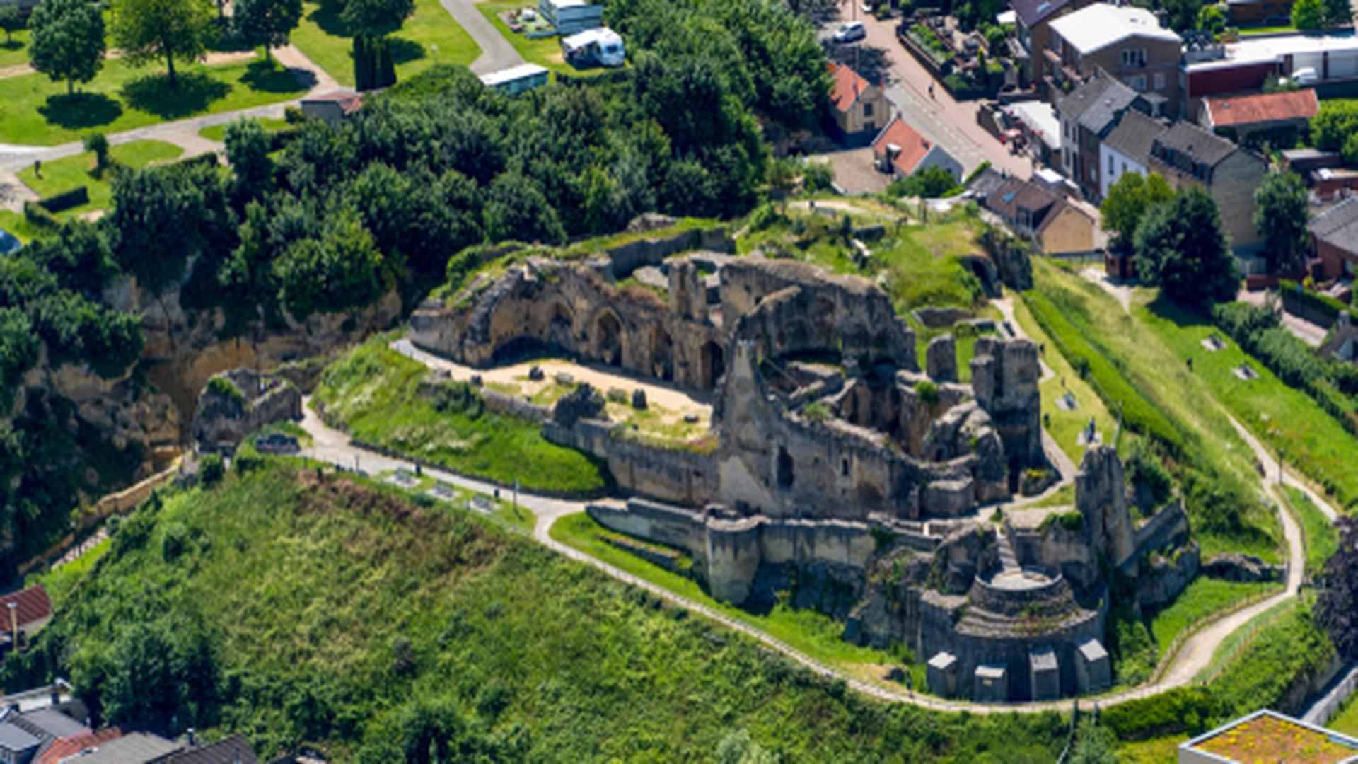 castle ruins hide an extensive network of caves which you can discover on guided tours 