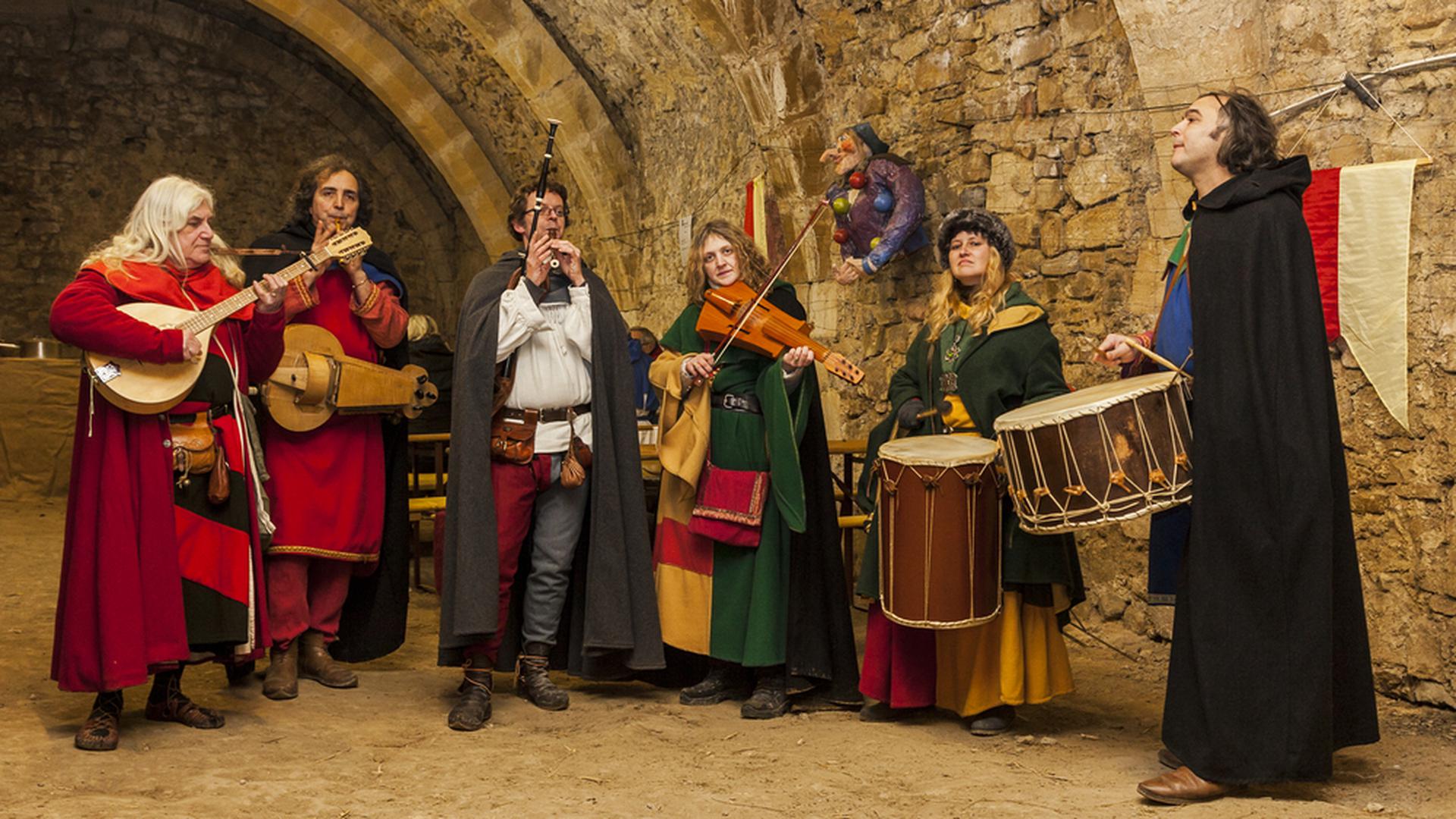 Medieval band playing in a cave in Rodemack 