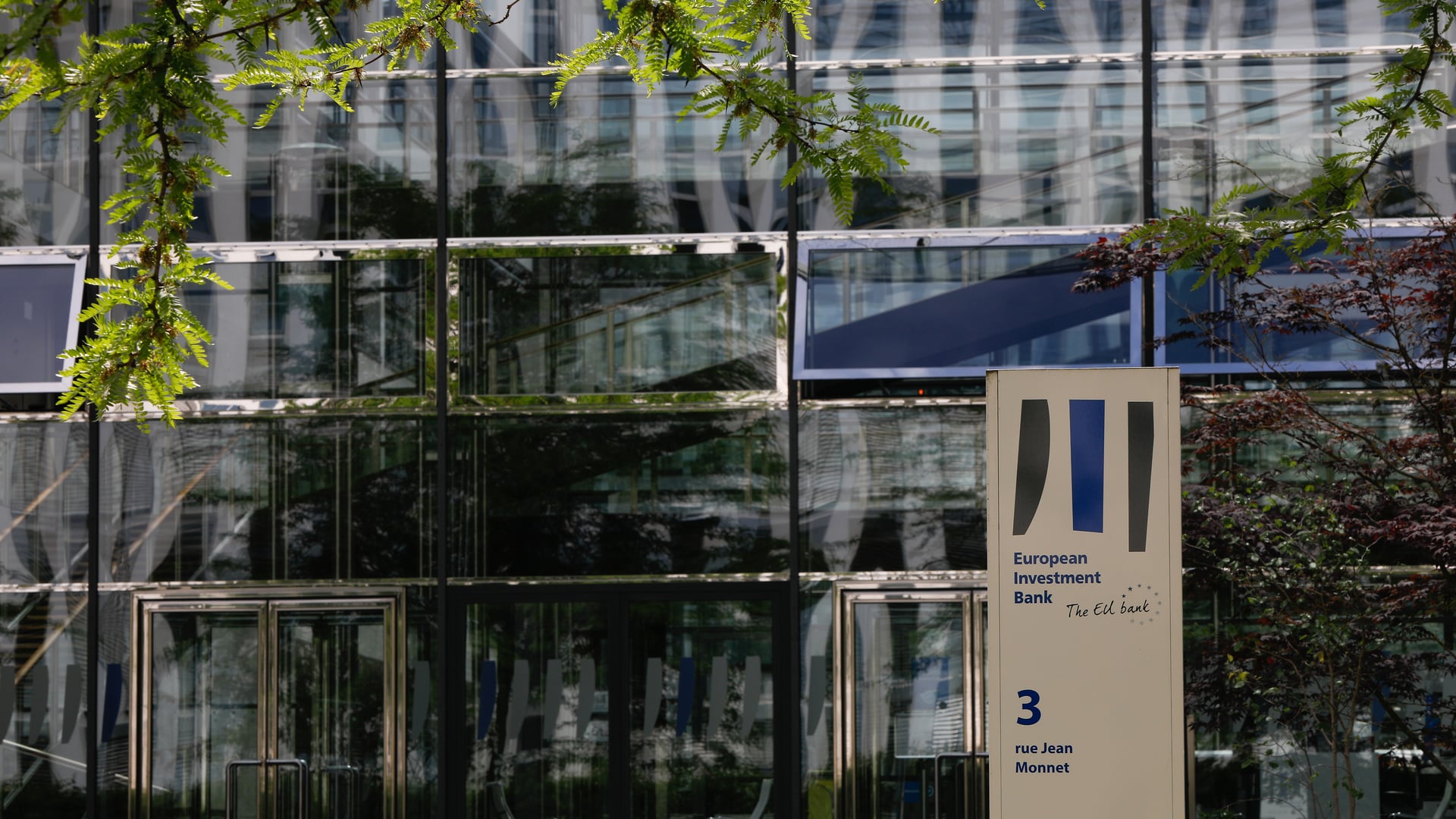 Staff take EIB to court over lack of pay rises | Luxembourg Times