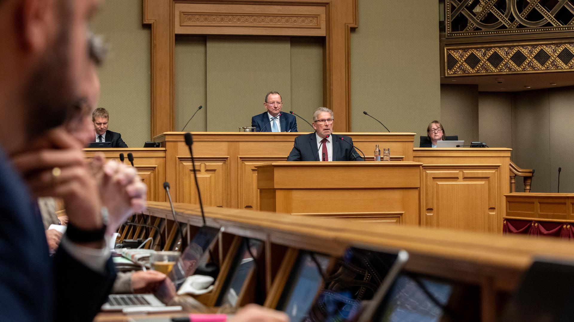 Lawmakers voted for the latest changes in Chamber on Monday morning