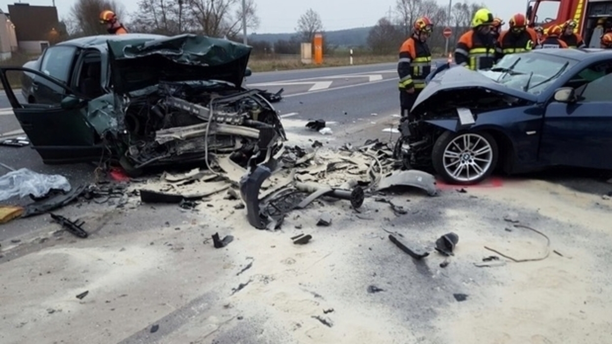 Drunk driver crashes head on after going wrong way on motorway ...