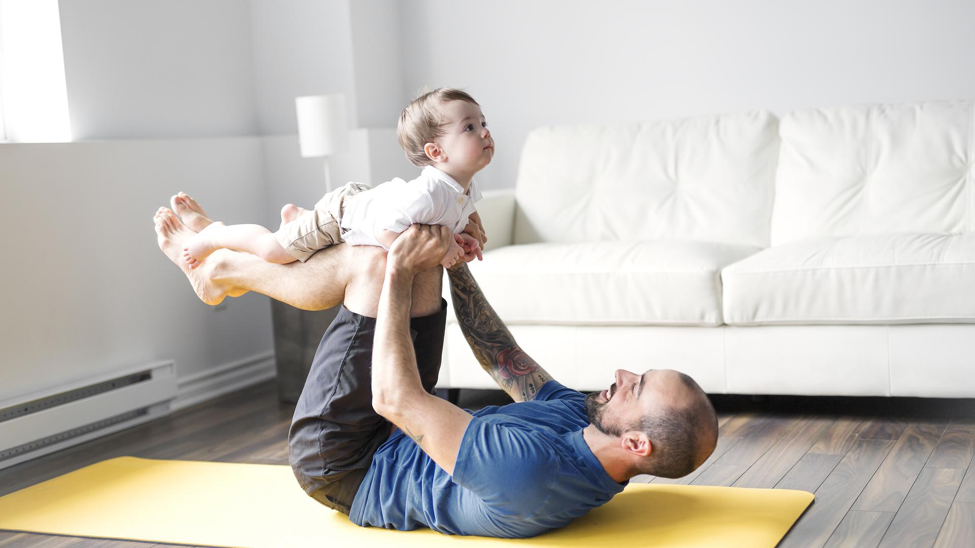 Father or mother and baby yoga at Liewensufank