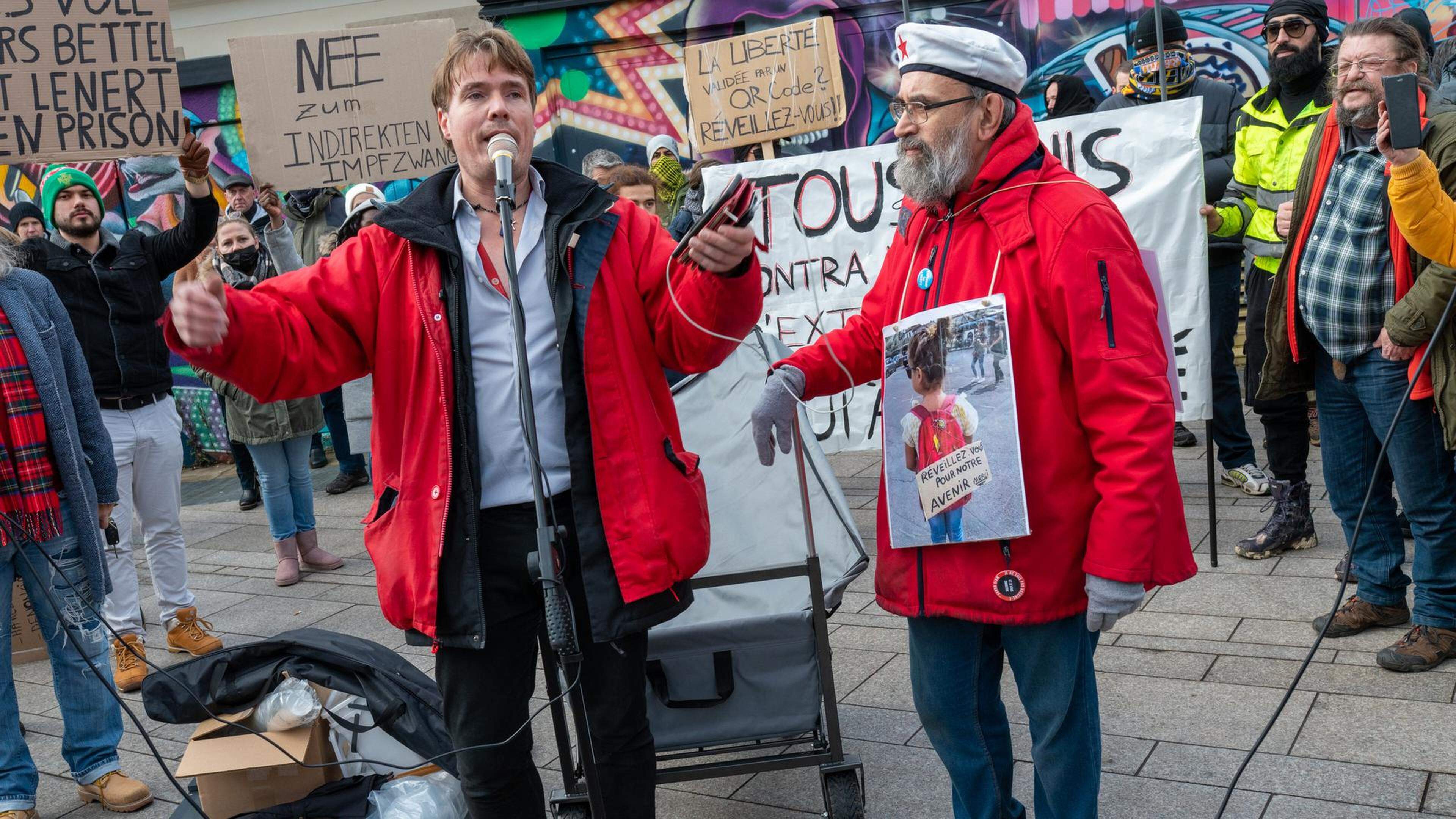 Peter Freitag (left) leads a demonstration against the anti-Corona measures in December 2021 