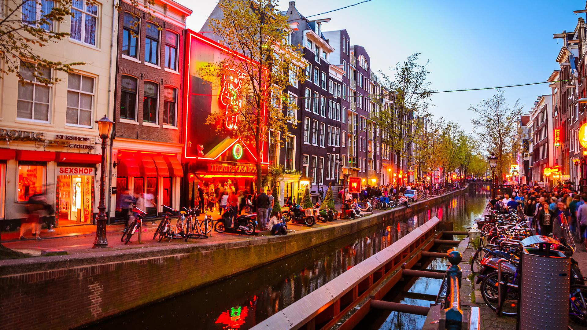 Amsterdam bans outdoor cannabis smoking in red light district ...