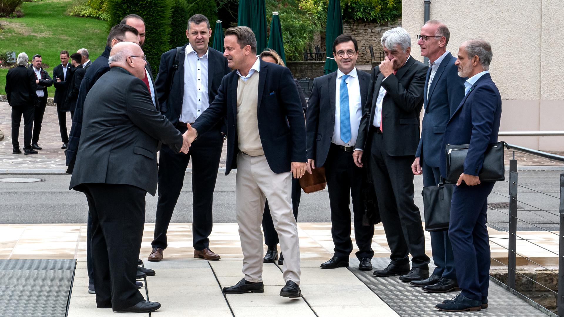 Prime Minister Xavier Bettel welcomes delegates on the opening day of the tripartite talks on Sunday