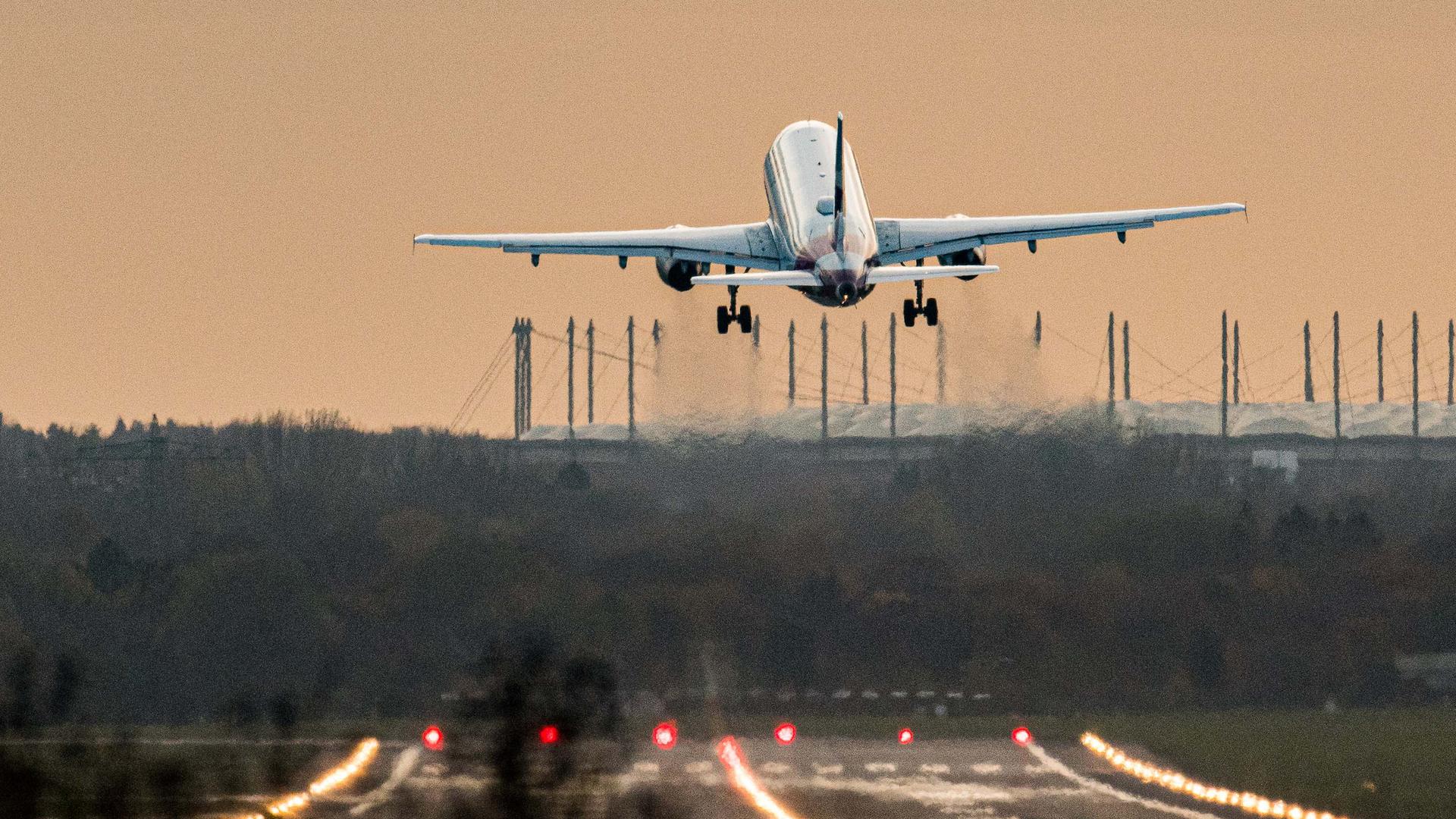 ARCHIV - 13.11.2020, Hamburg: Ein Airbus startet vom Hamburg Airport. (zu dpa "Airlineverband: Problem mit renitenten Passagieren wächst") Foto: Daniel Reinhardt/dpa +++ dpa-Bildfunk +++