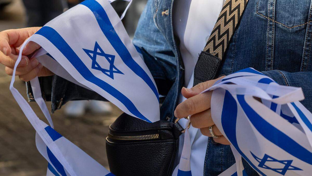 The Jewish community organised a protest in solidarity with Israel on 14 October 2023. This week we told the stories of two Israeli families who fled their home country after the Hamas attacks and have now settled in Luxembourg 
