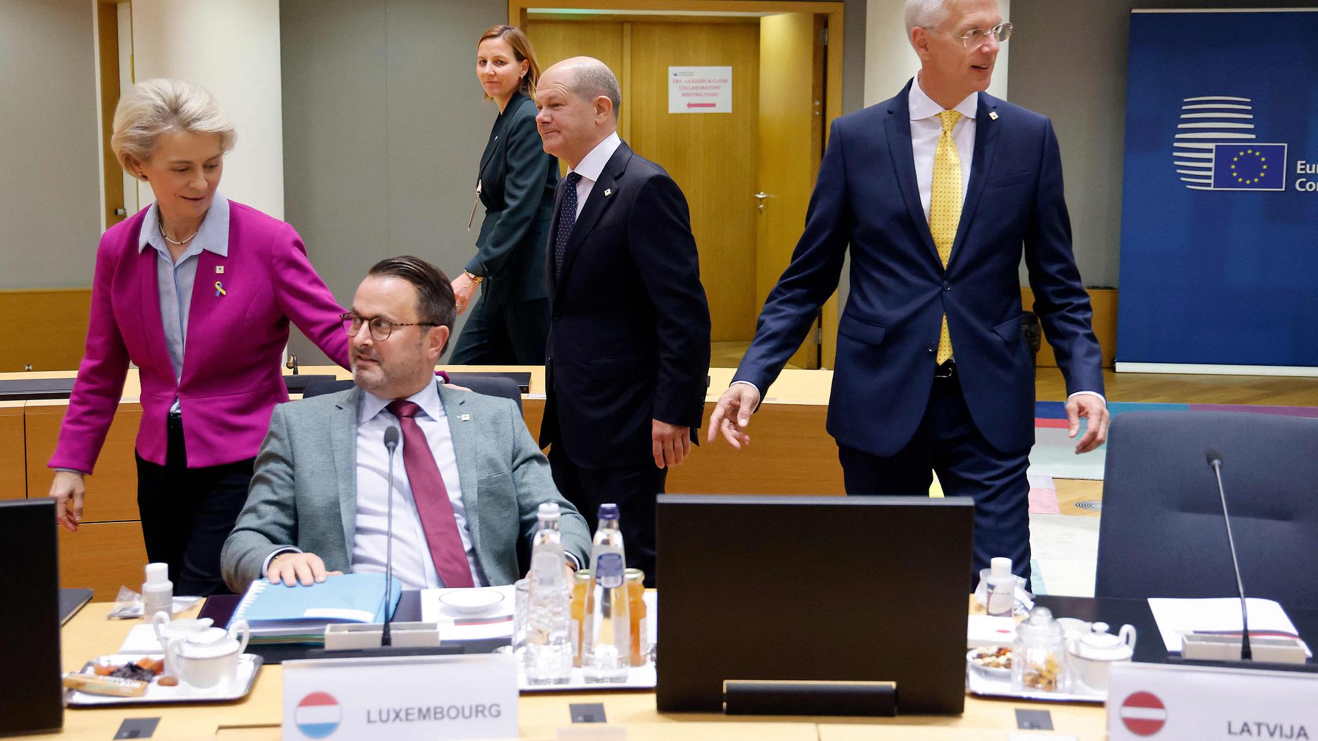 EU Commission President Ursula von der Leyen, Prime Minister Xavier Bettel, German Chancellor Olaf Scholz and Latvian Prime Minister Krišjānis Kariņš (l.t.r.) during tense consultations in Brussels