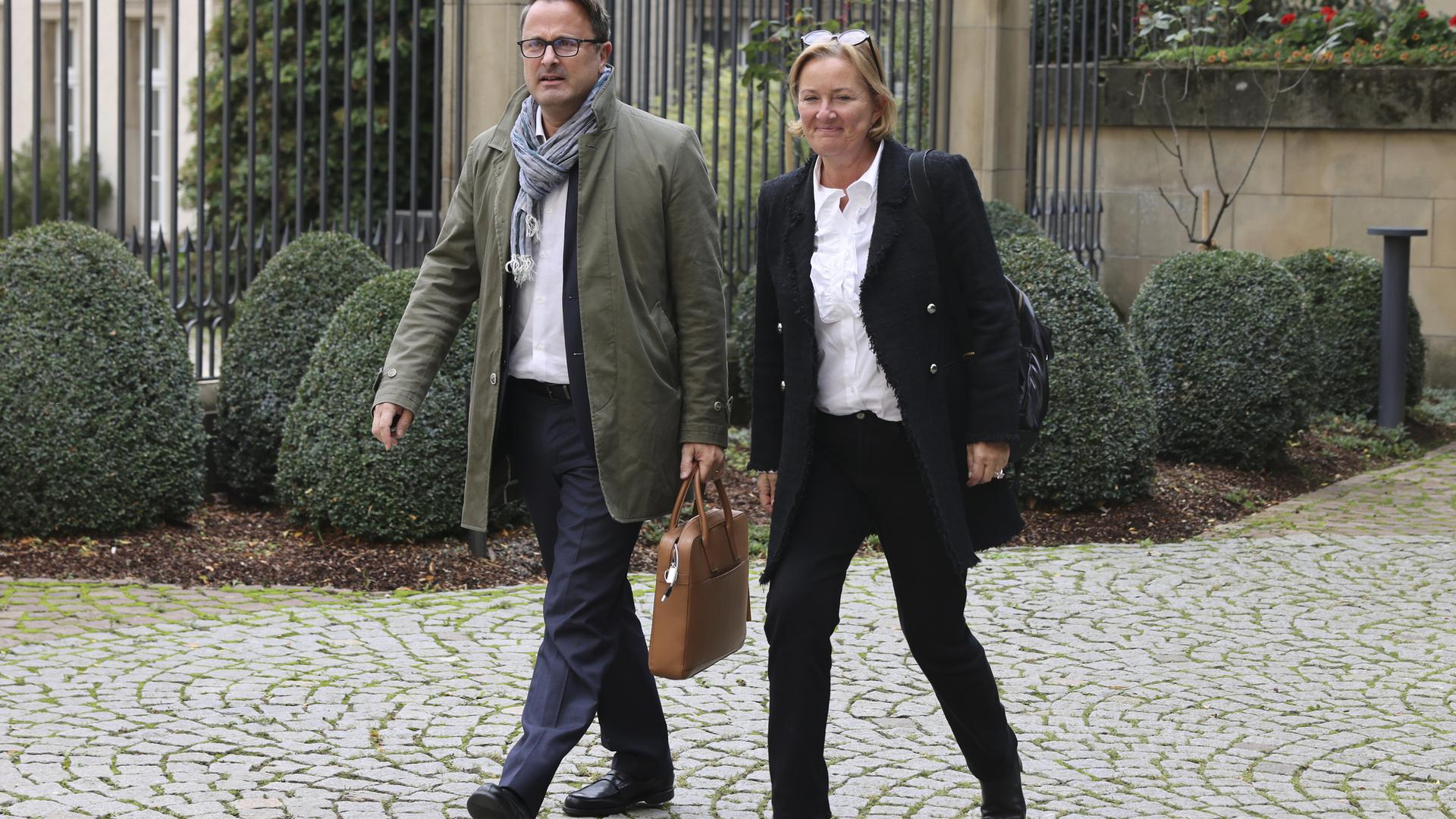 Prime Minister Xavier Bettel (left) and Health Minister Paulette Lenert (right>