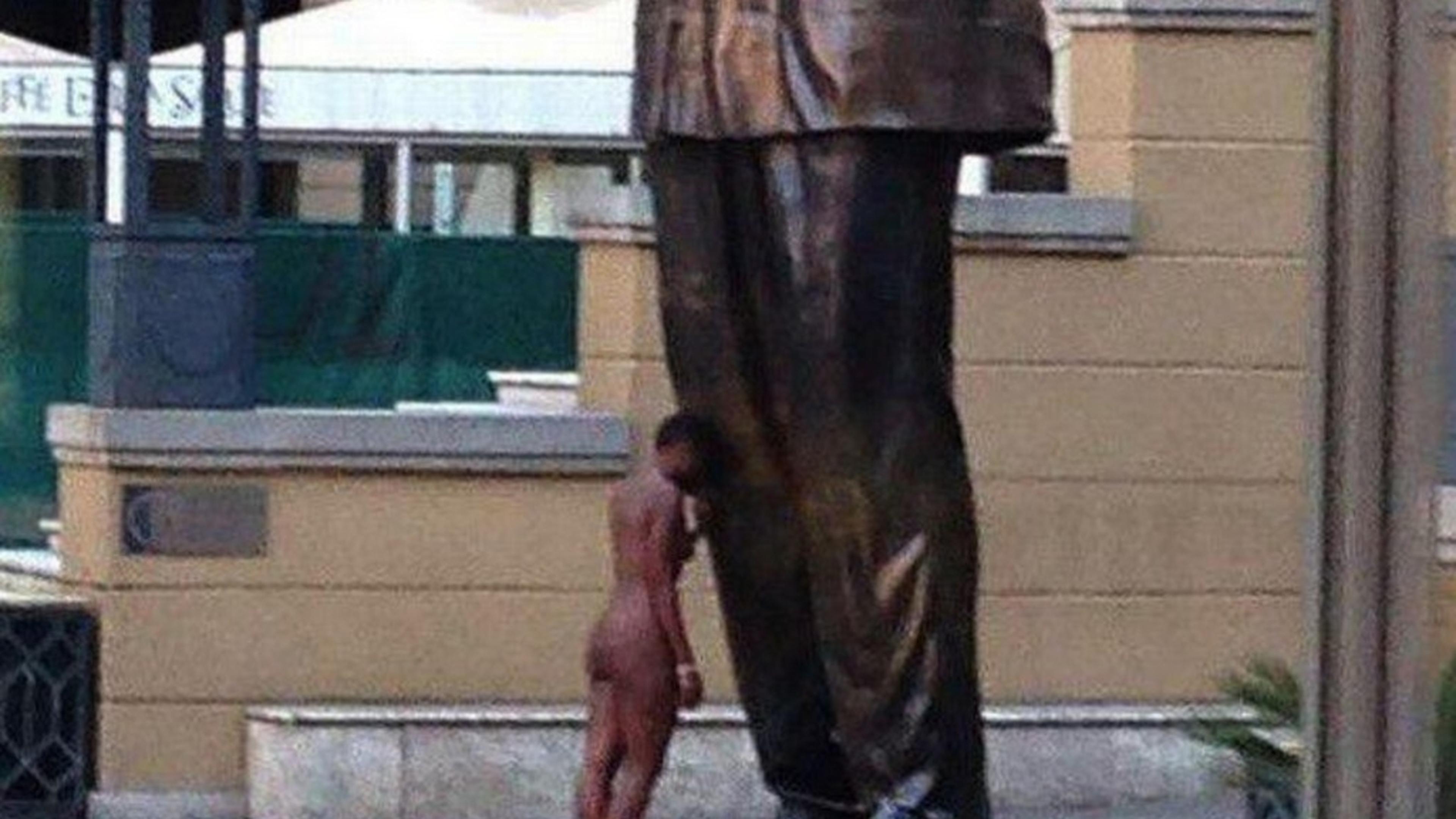 Woman strips naked to hug Mandela statue in South Africa | Luxembourg Times