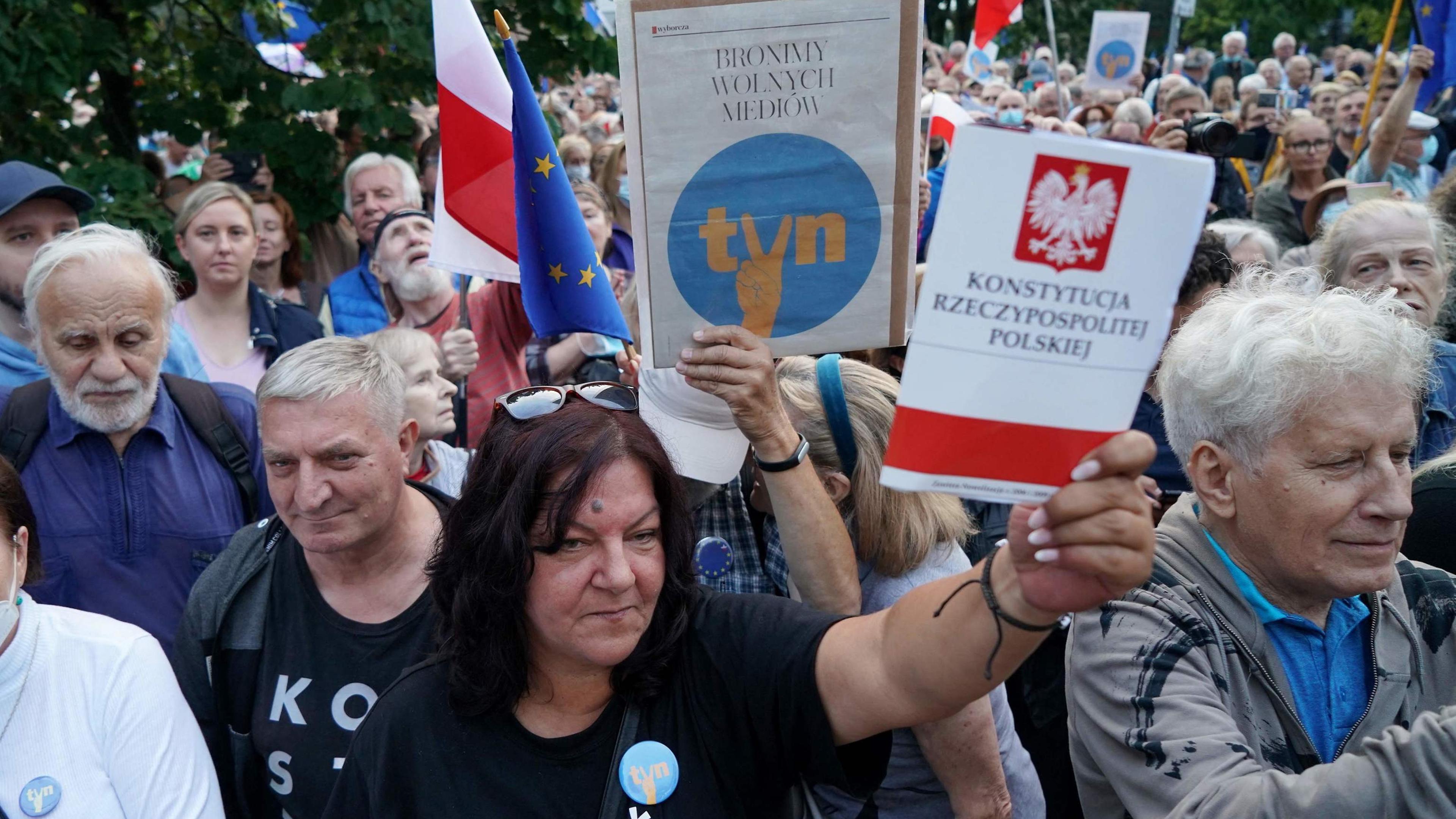 Protesters support media freedom and Poland's main private TV network TVN, which its US owners may be forced to sell under a law passed on Wednesday. 