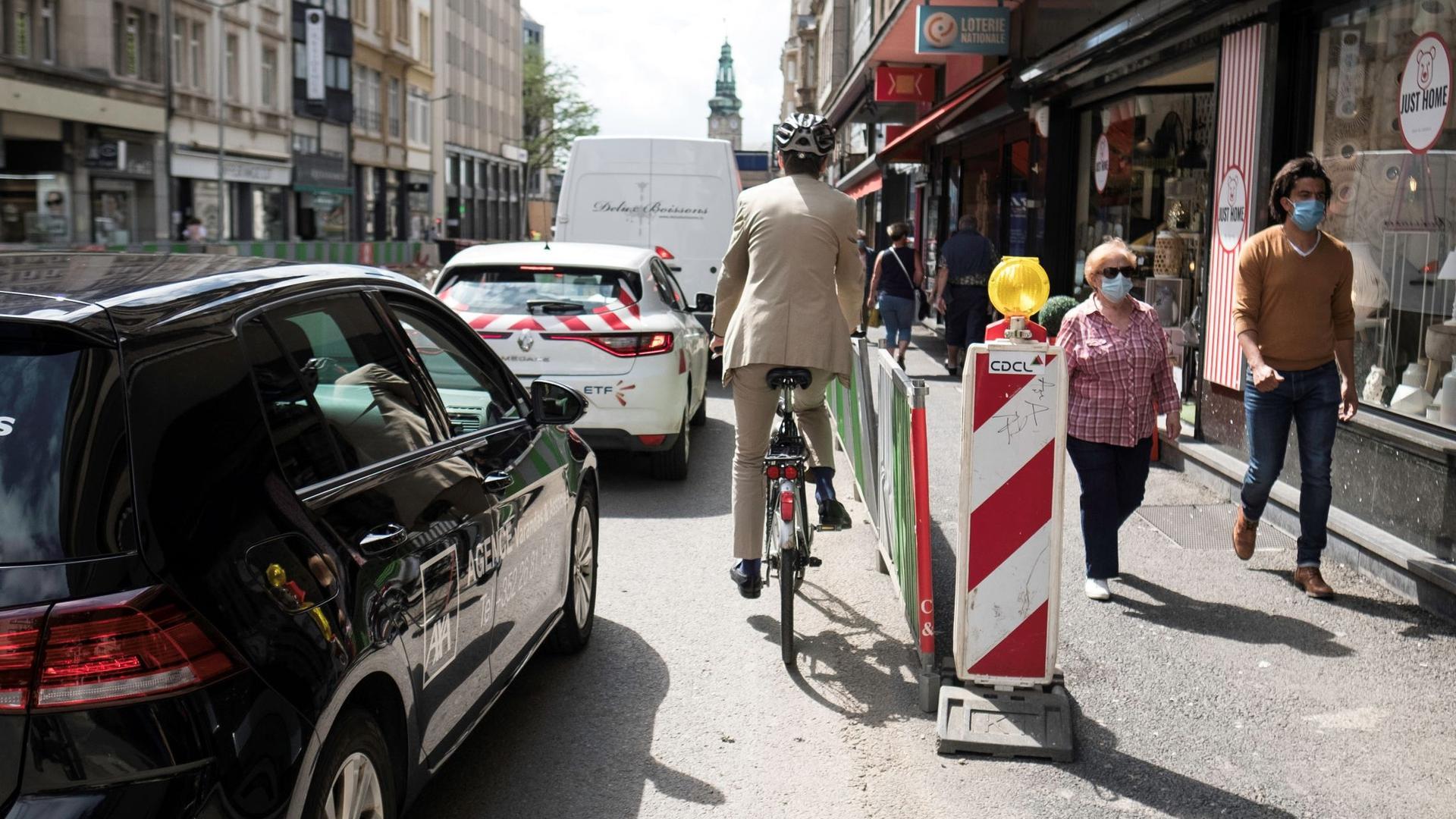 Wedged between cars and pedestrians, cyclists are having a tough time navigating Luxembourg's construction sites Photo: Guy Wolff